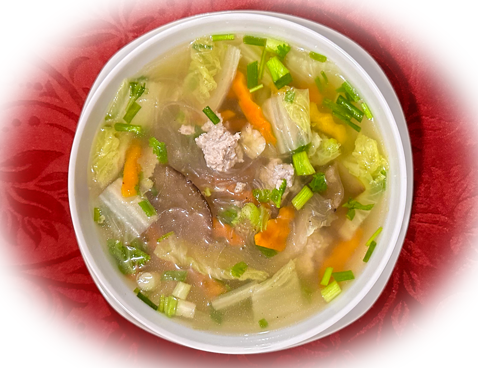 Gaeng Jued Woon Sen ist eine zarte thailändische Suppe mit klarer Brühe, Glasnudeln, Gemüse und Schw