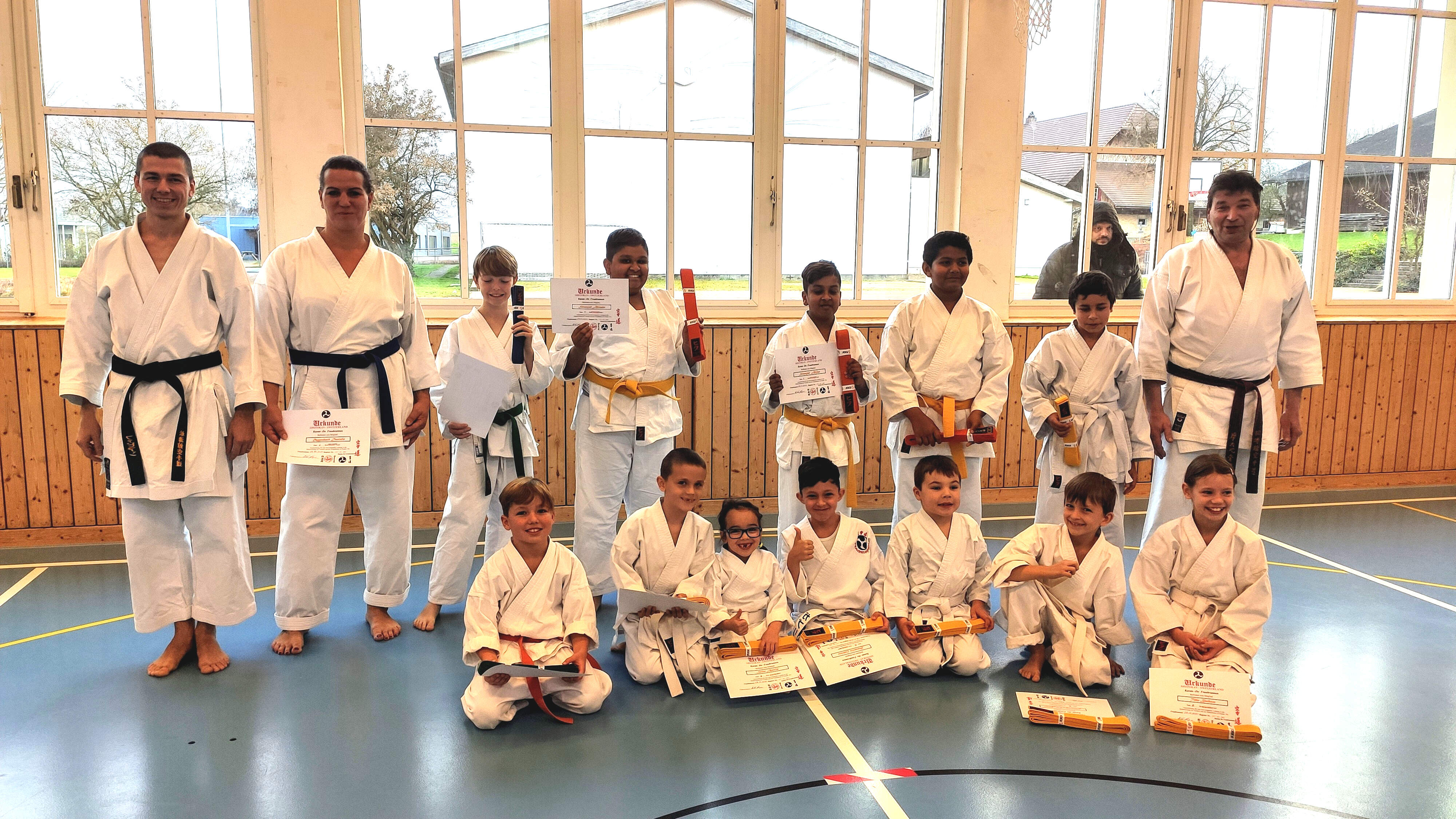 Karate-do Fraubrunnen Gruppenfoto Kyu Prüfung Kinder