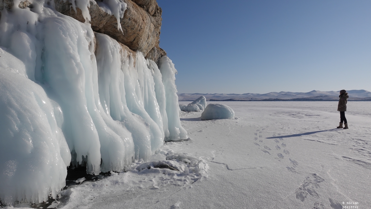 Auf der Fahrt zur Insel Olchon über den gefrorenen Baikalsee