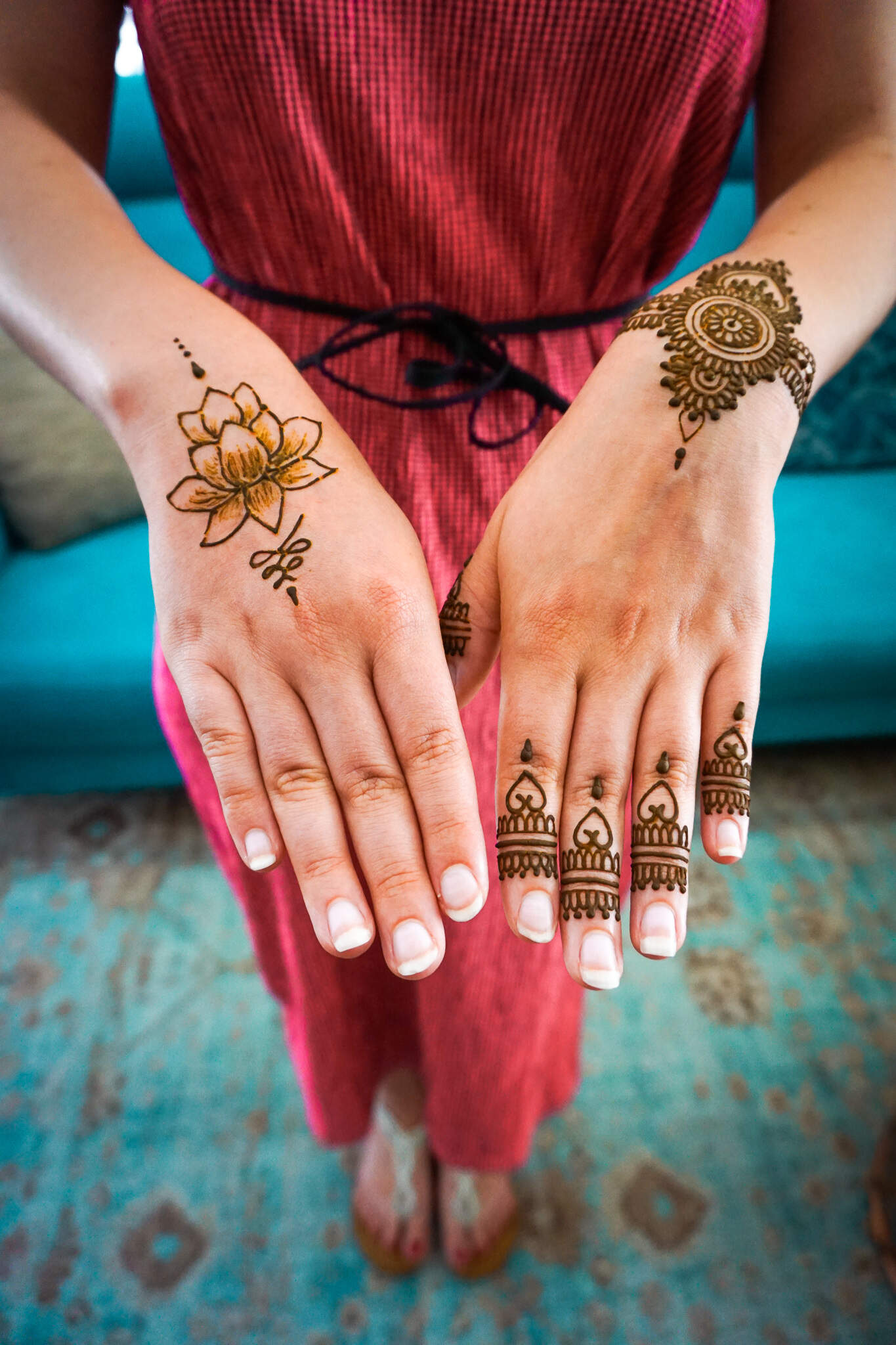 Henna Lotus und kleines Armband mit Fingern