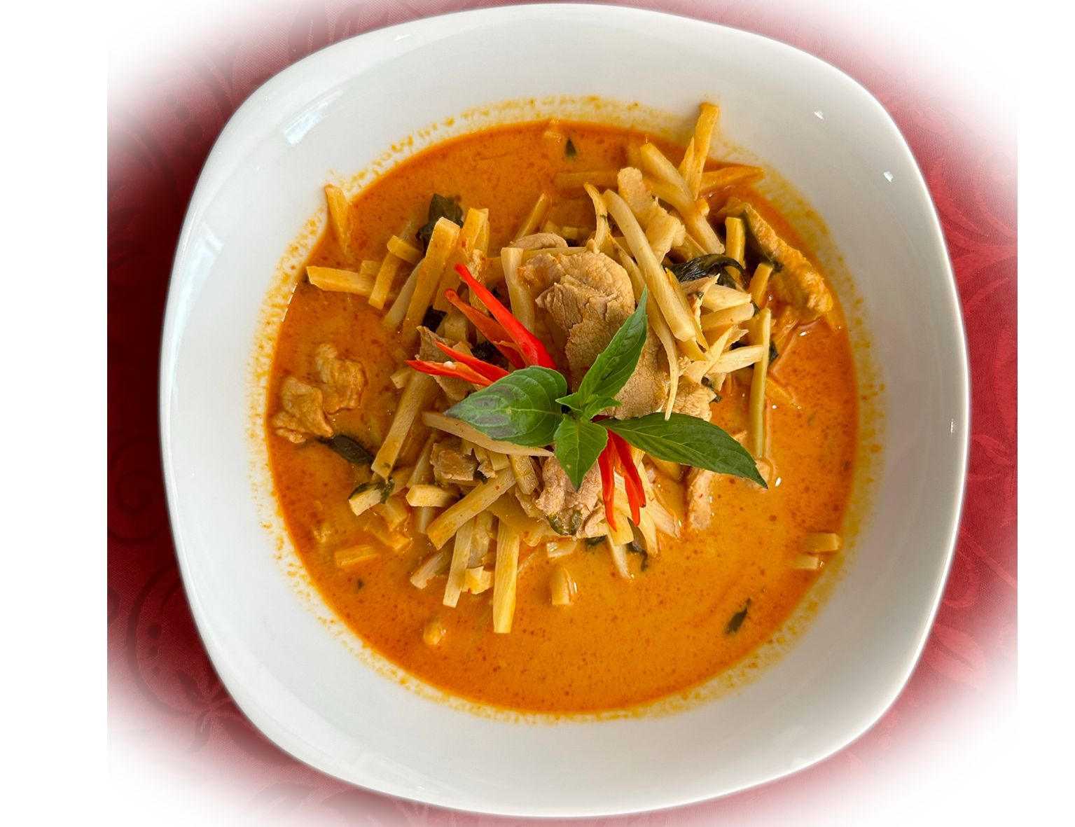 Rotes Thai Curry mit Kokosnussmilch, Bambus und Thai Basilikum (serviert mit Jasminreis)