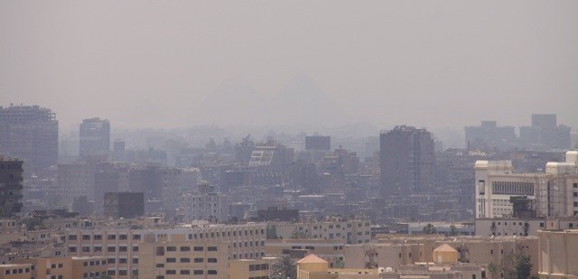 Im Hintergrund kann man durch den Smog drei Pyramiden sehen, wenn man ganz fest guckt!