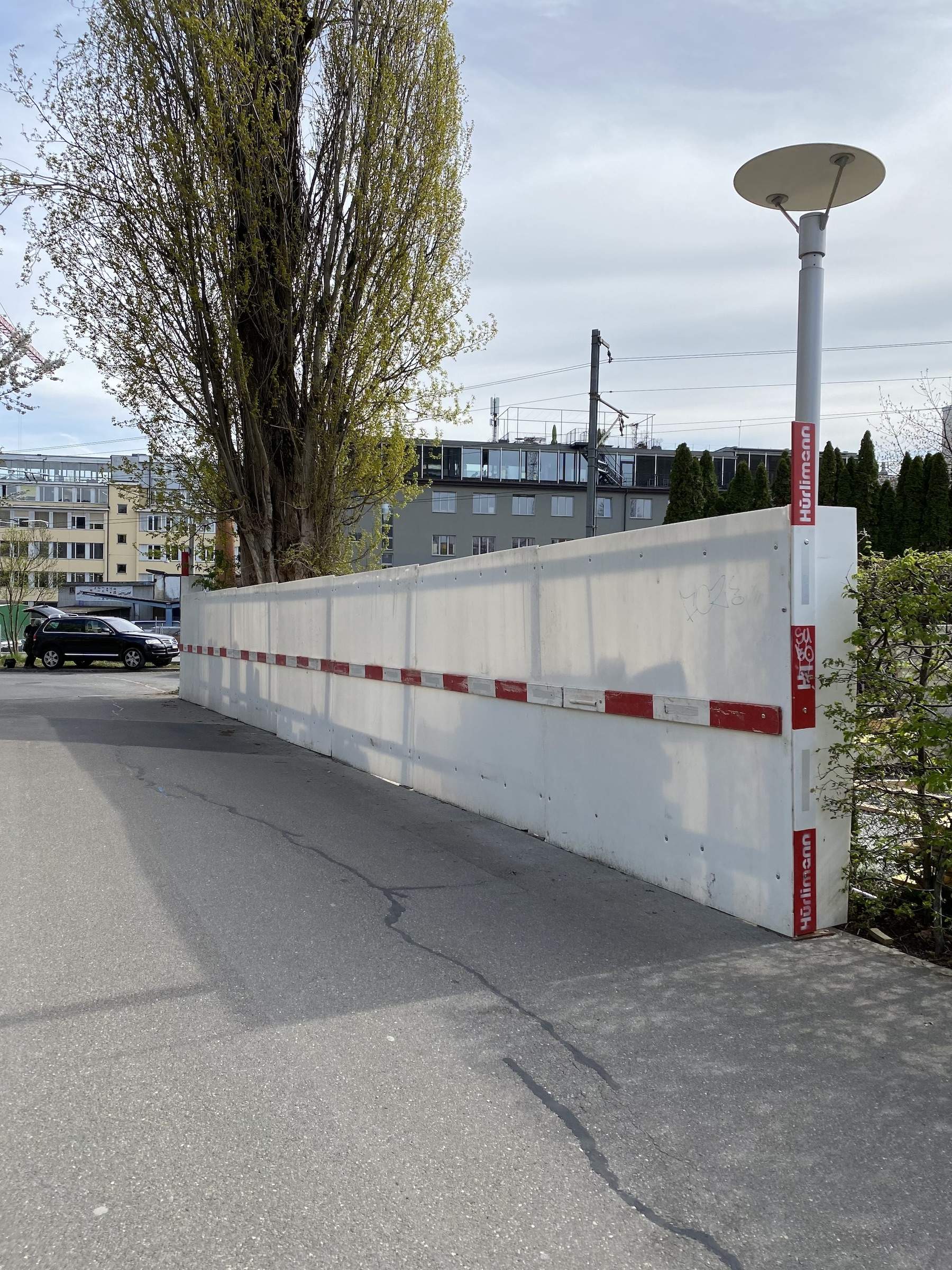 Wand bei den Besucher-Parkplätzen der Binzallee/Bühlstrasse