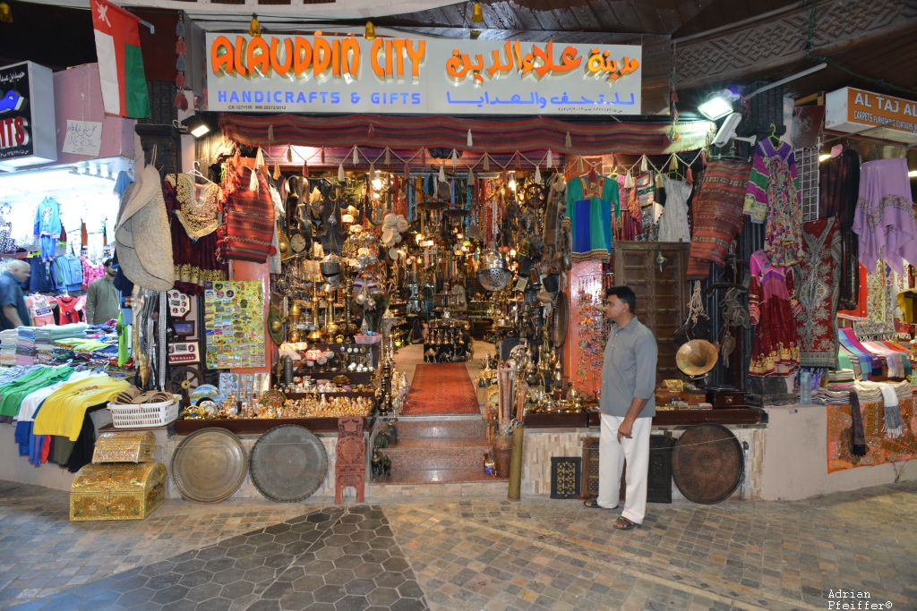 Ladengasse in der Altstadt von Muskat