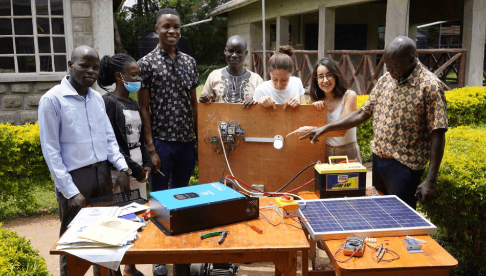 Solar Ausbildung bei Rafiki wa mandeleo trust in Kenia durch zwei Schweizerinnen