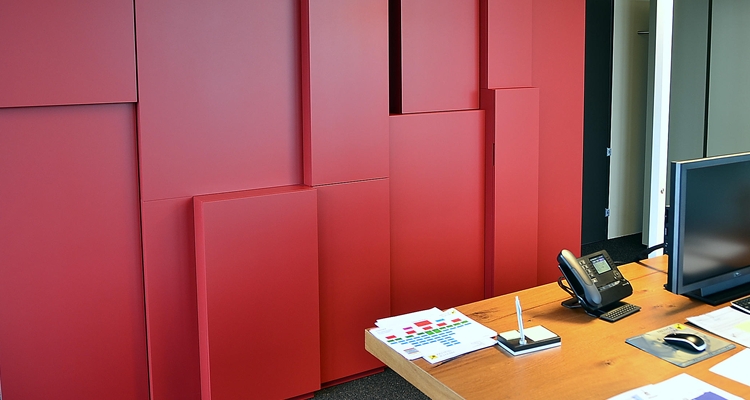 Pult und Schreibtisch in Eiche mit rotem Schrank als Raumteiler, ringsum sichtbar