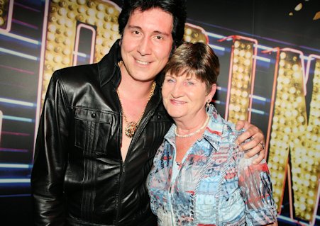 Elvis Imitator Tommy King mit seiner Mutter