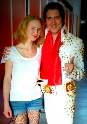 Elvis Imitator Tommy King mit Model an der Luga Luzern