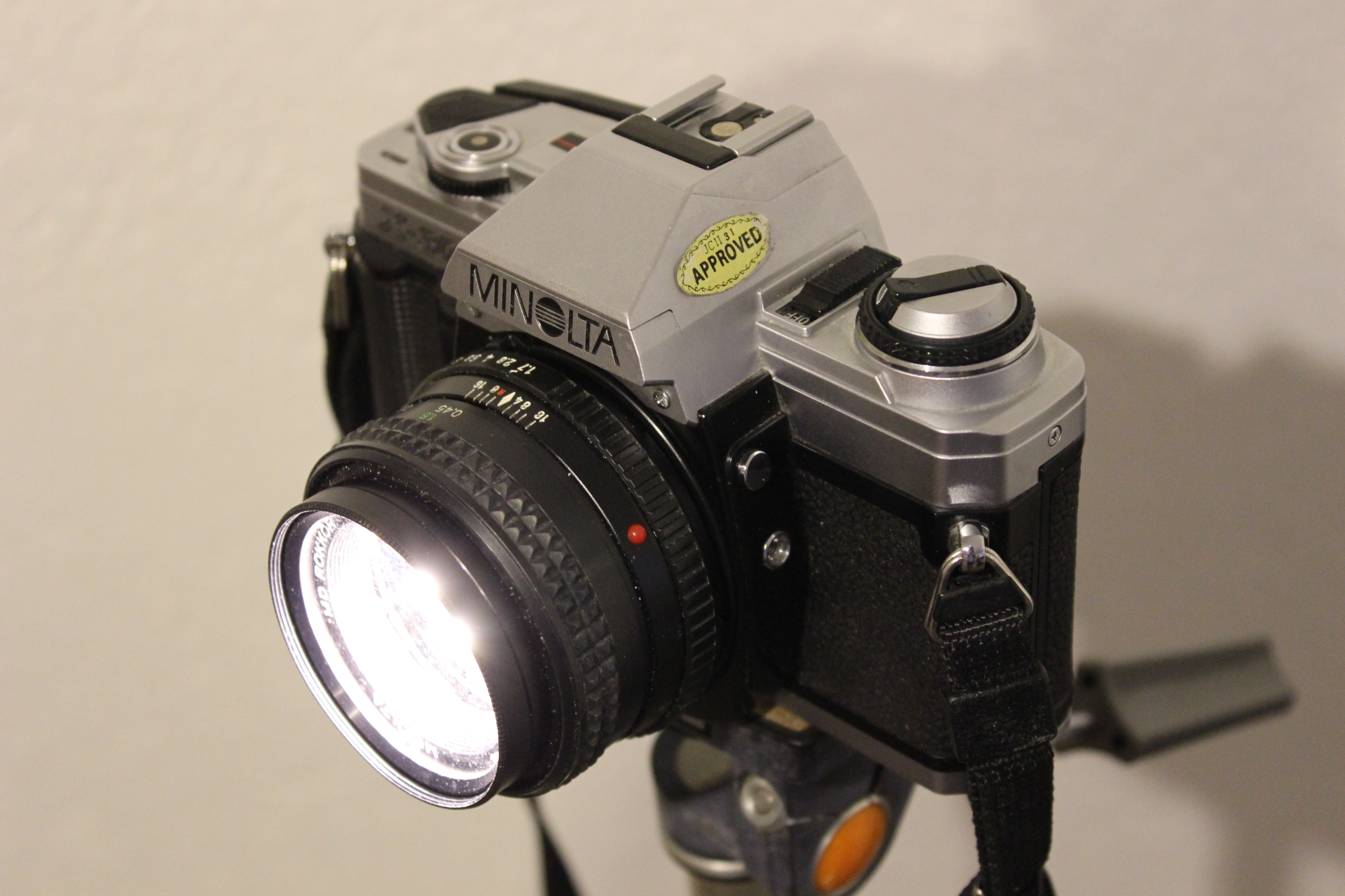 Fotokamera auf Stativ in Spotlampe umgebaut