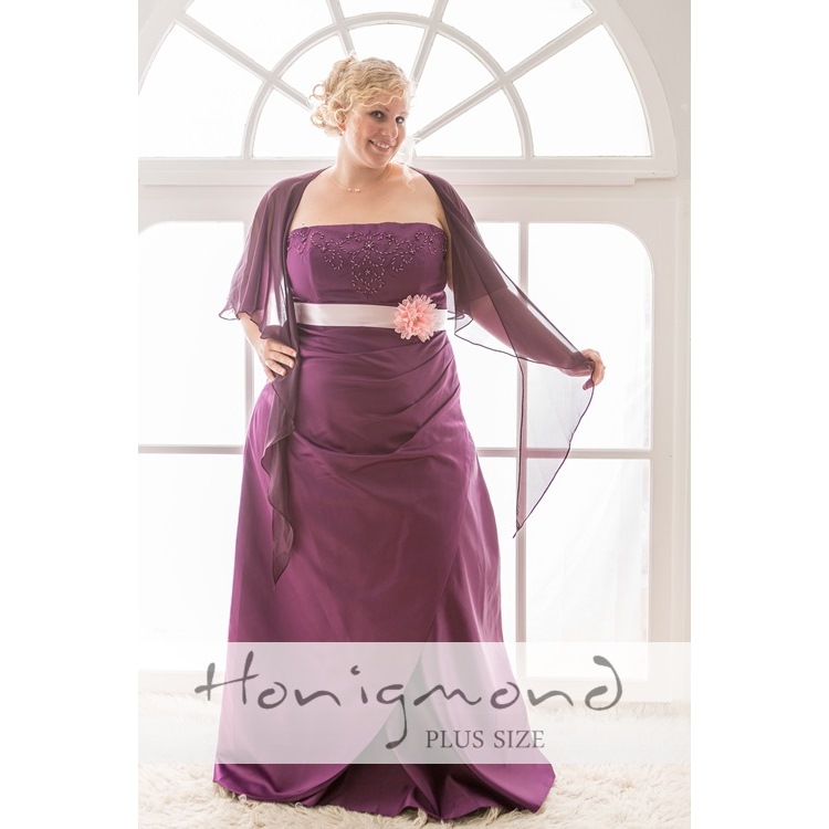 Perfekt kombiniert: festliches Kleid aus Satin, violett, mit Bestickung und passenden Accessoires