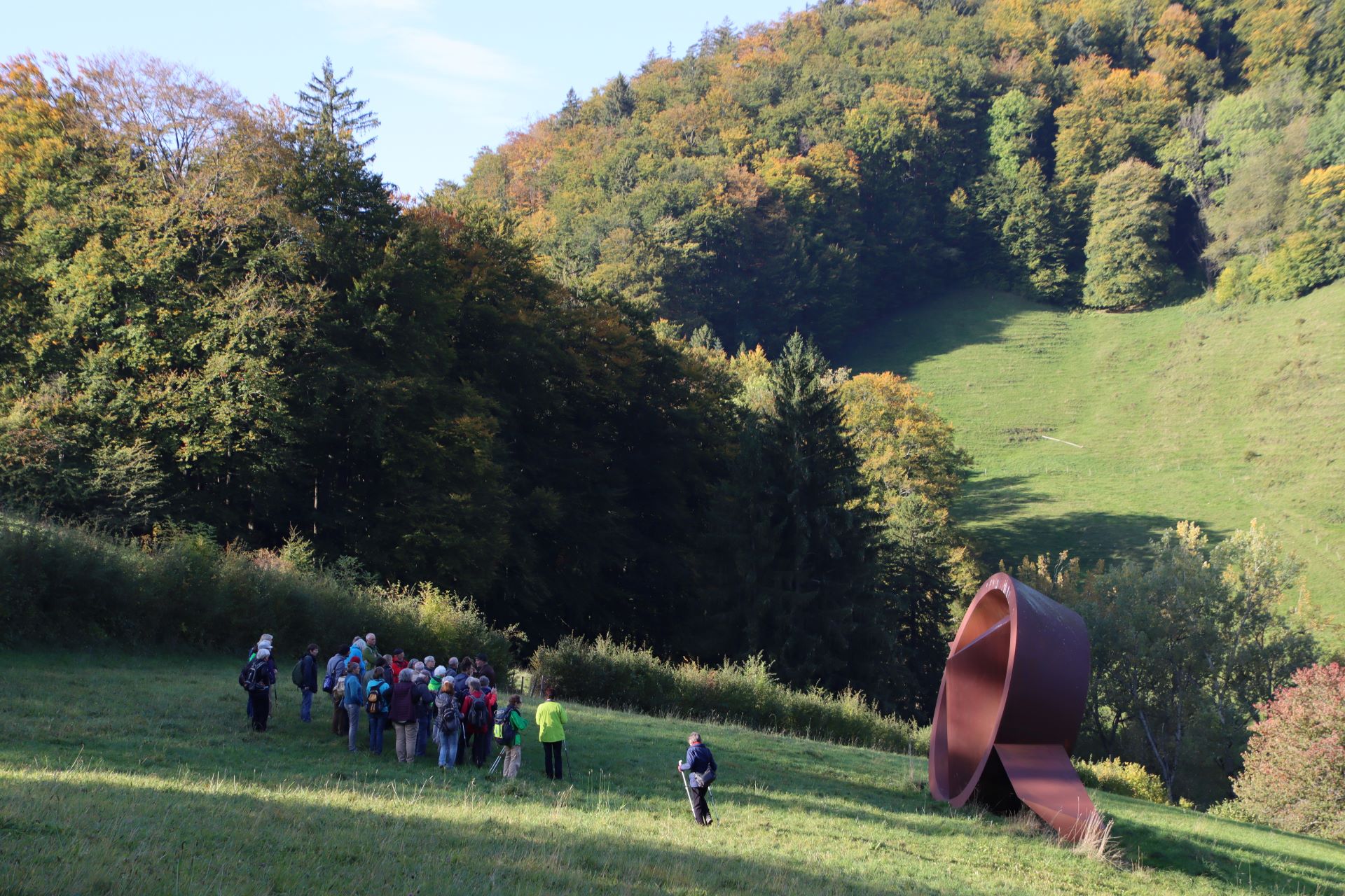 Die Gruppe lauscht den Ausführungen von Martin Ott