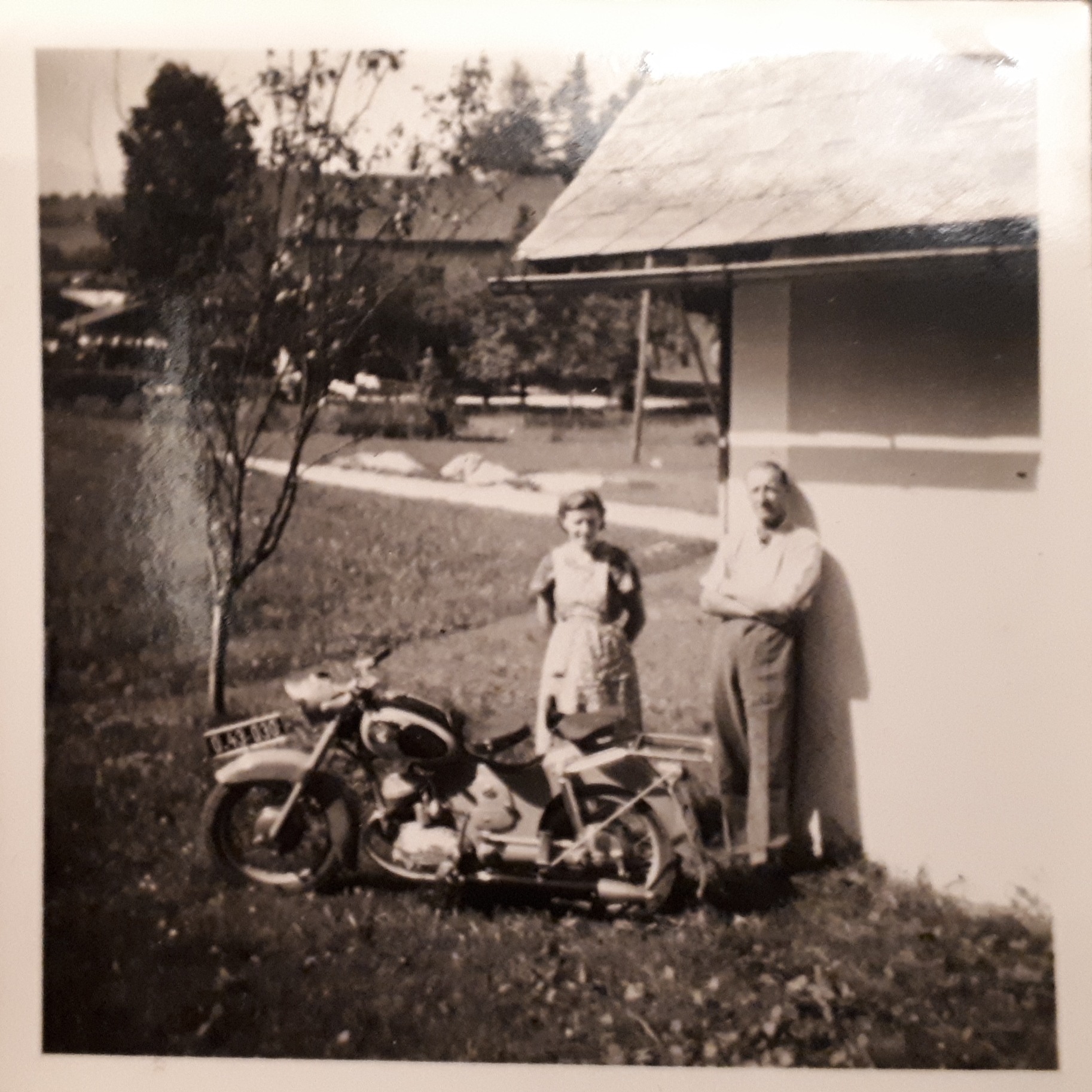Großvater und Tante mit der Puch 175SV