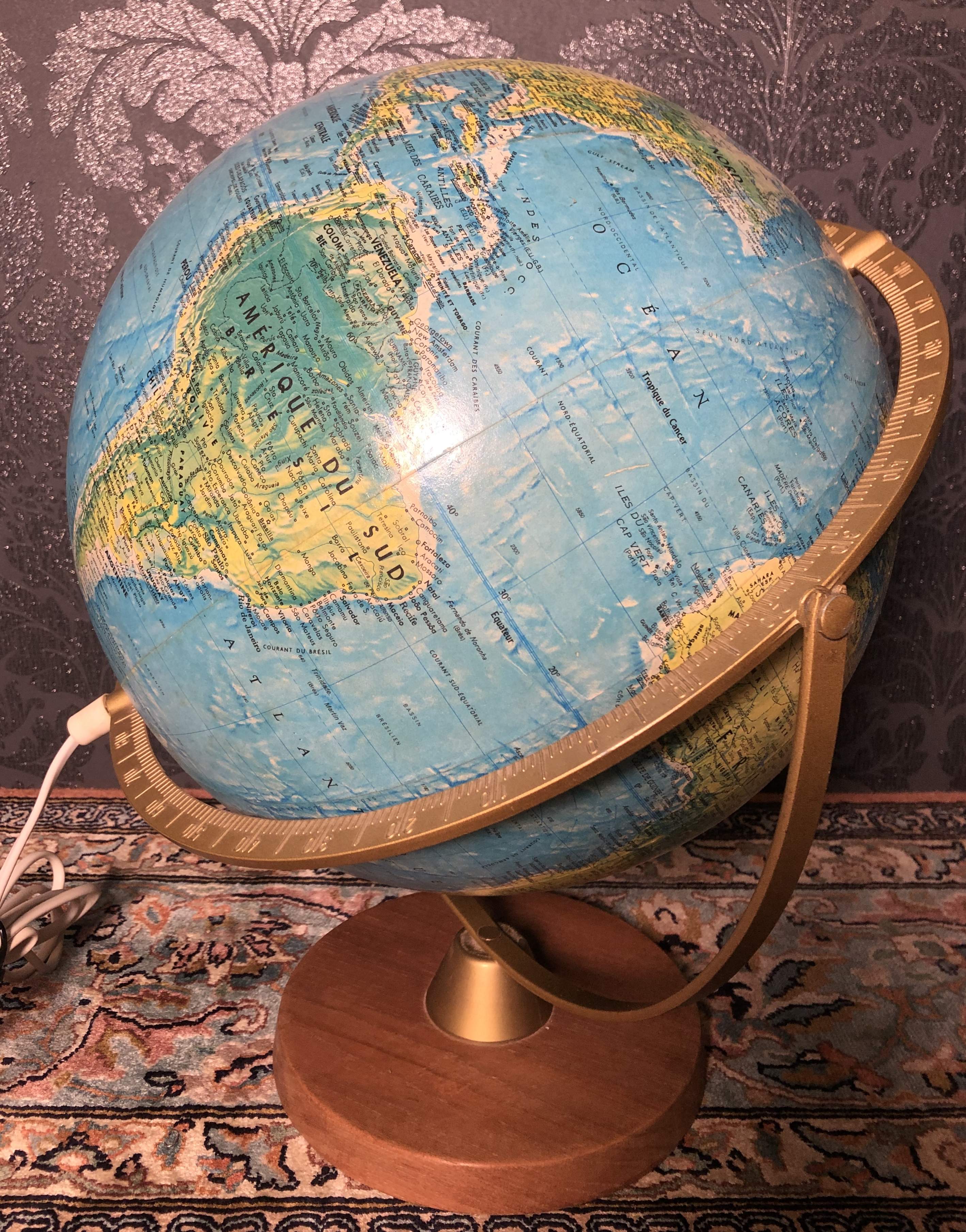 Globus aus Glas von 1970, beleuchtet