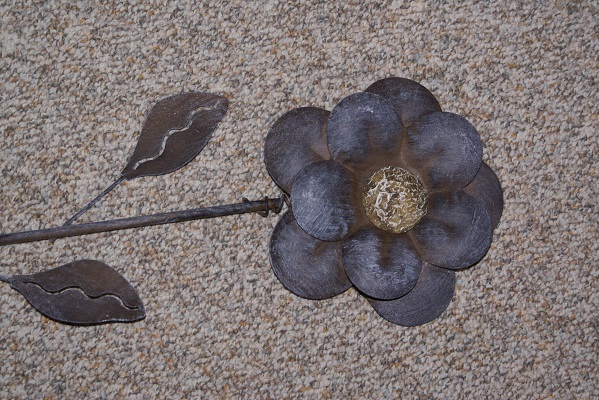 Grosse Metall-Blume für Ihre Gartendeko, im Laden erhältlich