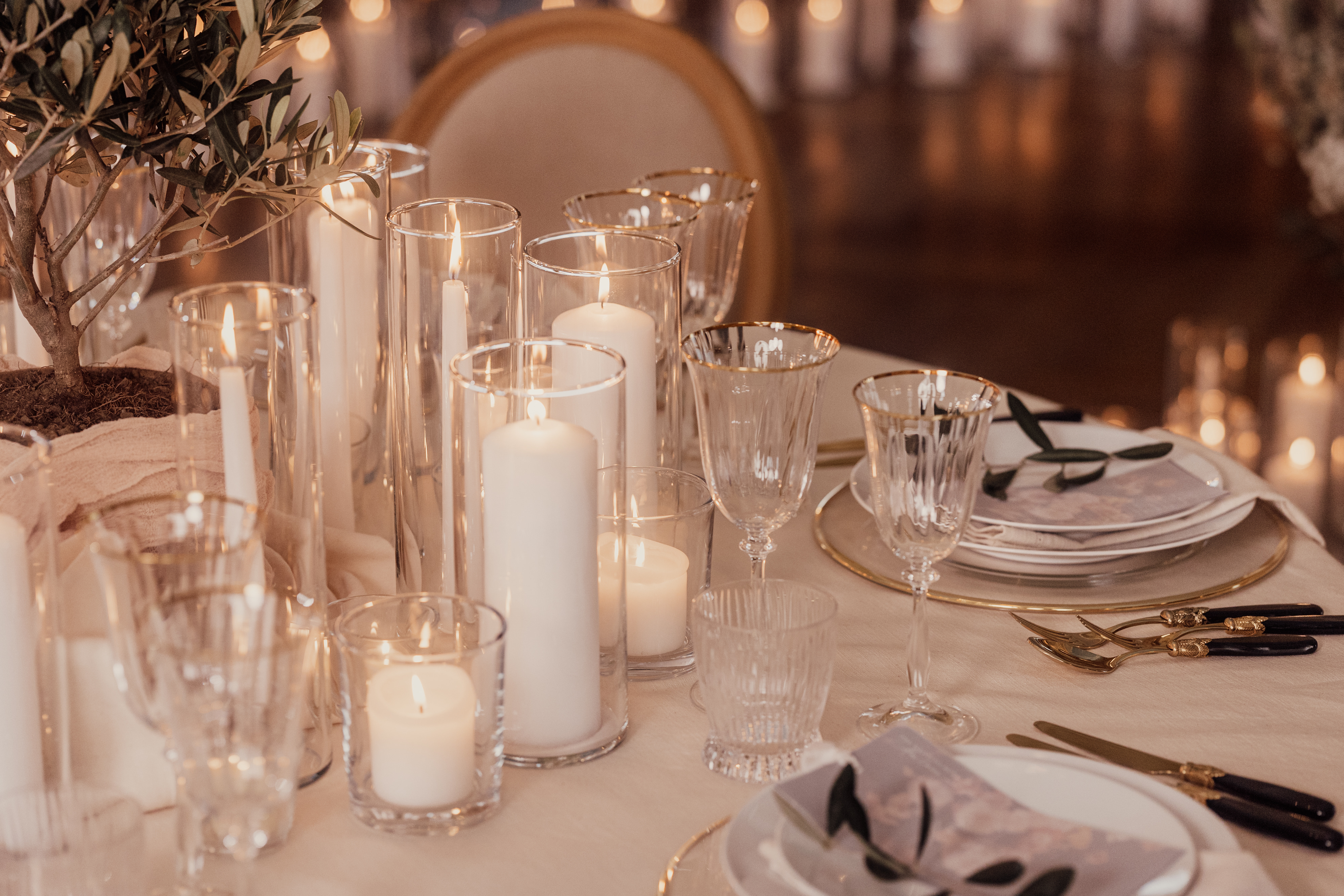 Tischdekoration Hochzeit mit romantischem Kerzenlicht in schönen Glasvasen