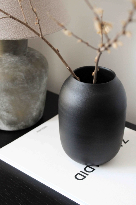 Schwarze Vase - Minimalistisches Dekor