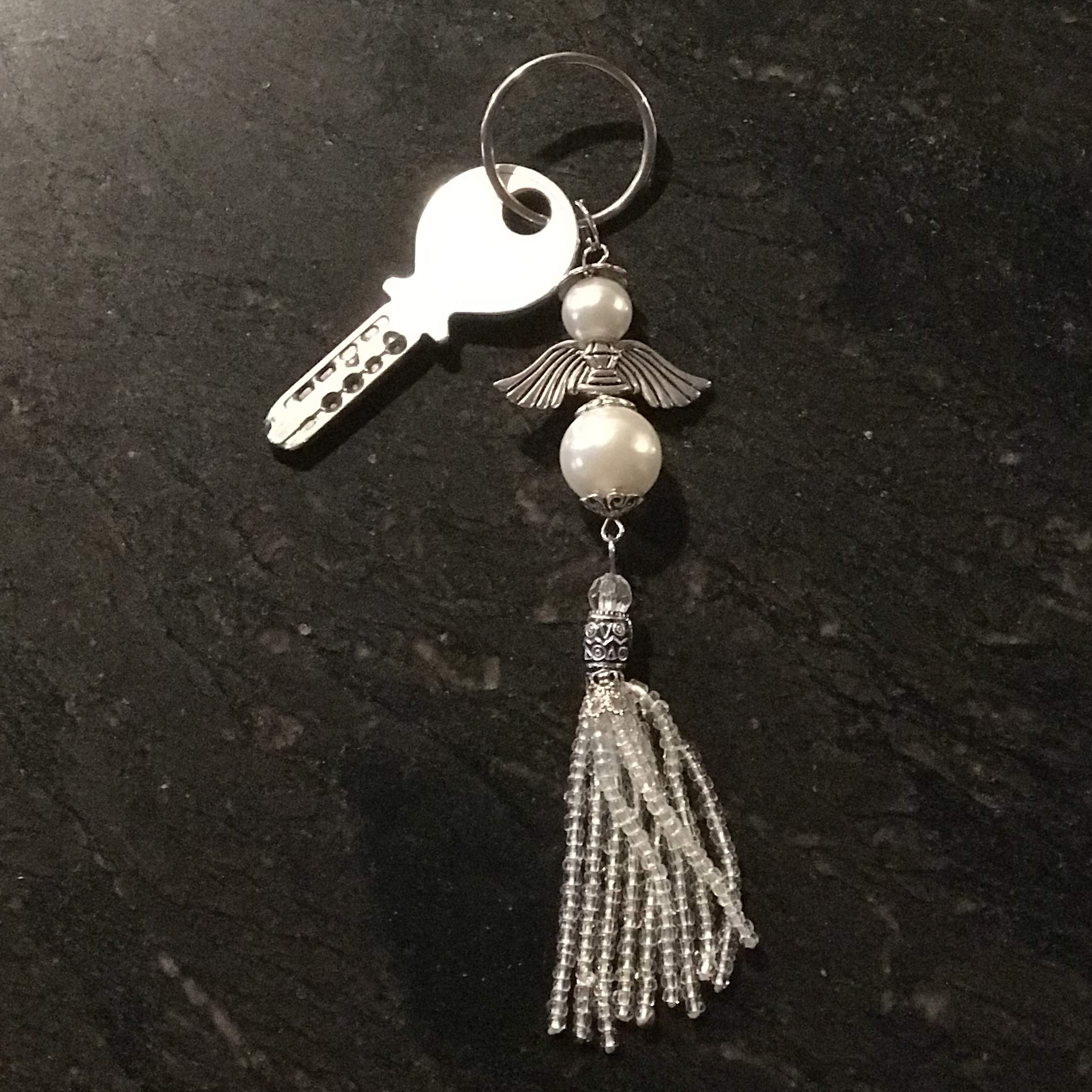 Schlüsselanhänger Schutzengel mit weißen Perlen