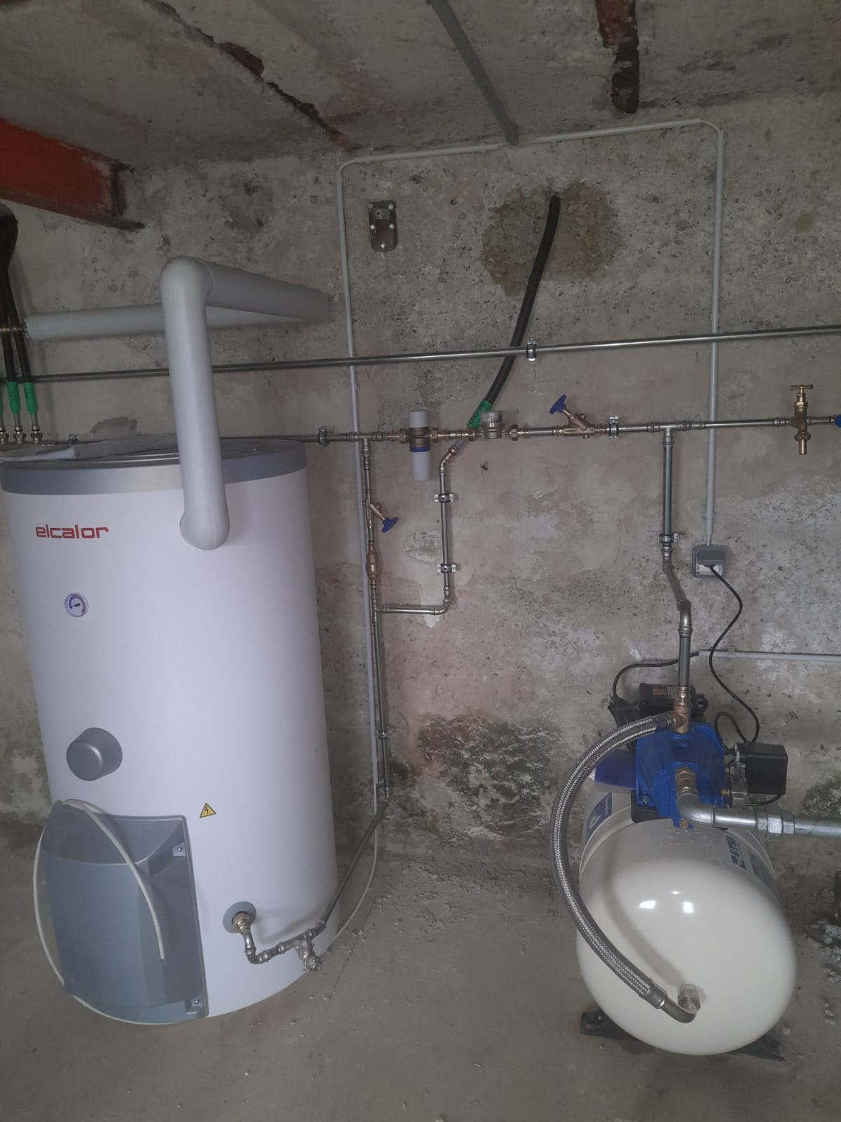 Alle 4-5 Jahre (Boiler) und Jährliche Kontrolle (Hauswasserpumpe)