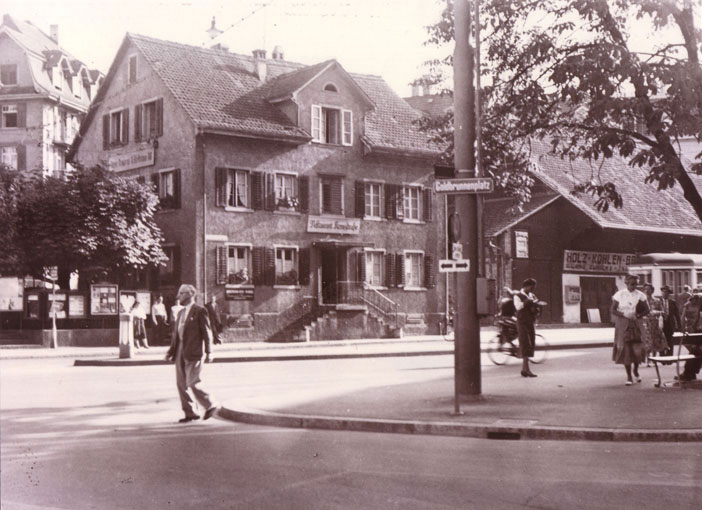 Blickrichtung Friesenbergstrasse, 1957. An Stelle des ehemaligen Restaurants Kreuzstrasse befindet s