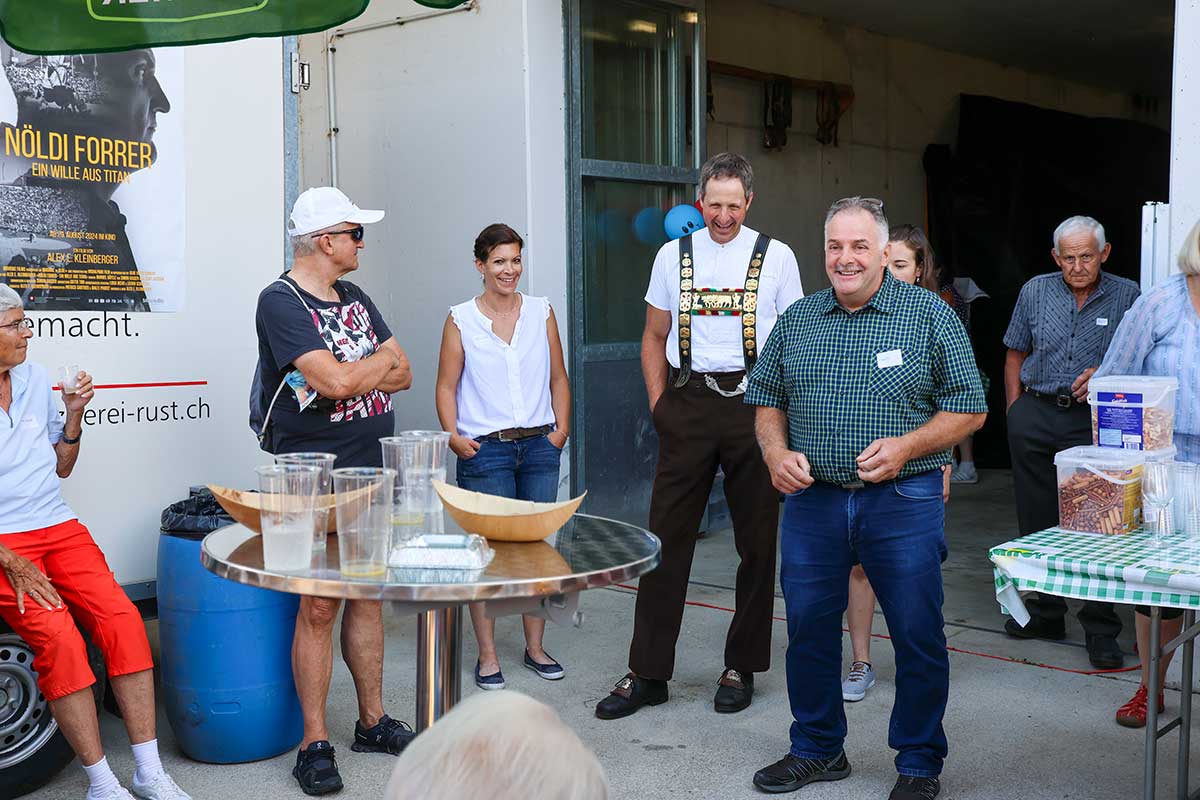 Präsident Fredy Bärtschi begrüsst die Anwesenden.