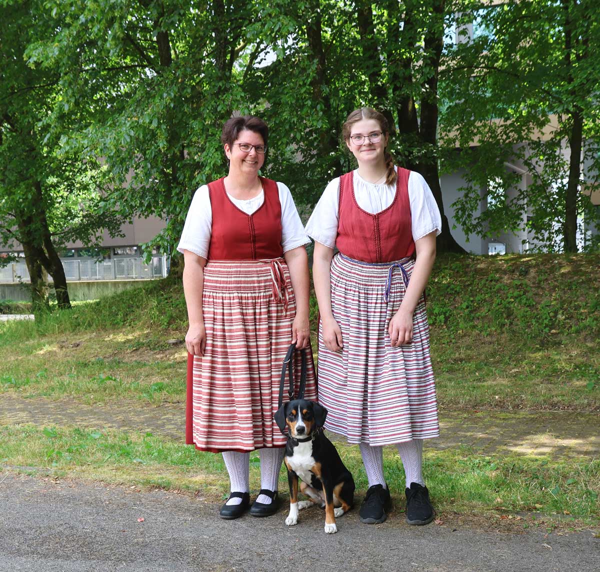 Mutter und Tochter tragen Solothurner Arbeitstrachten