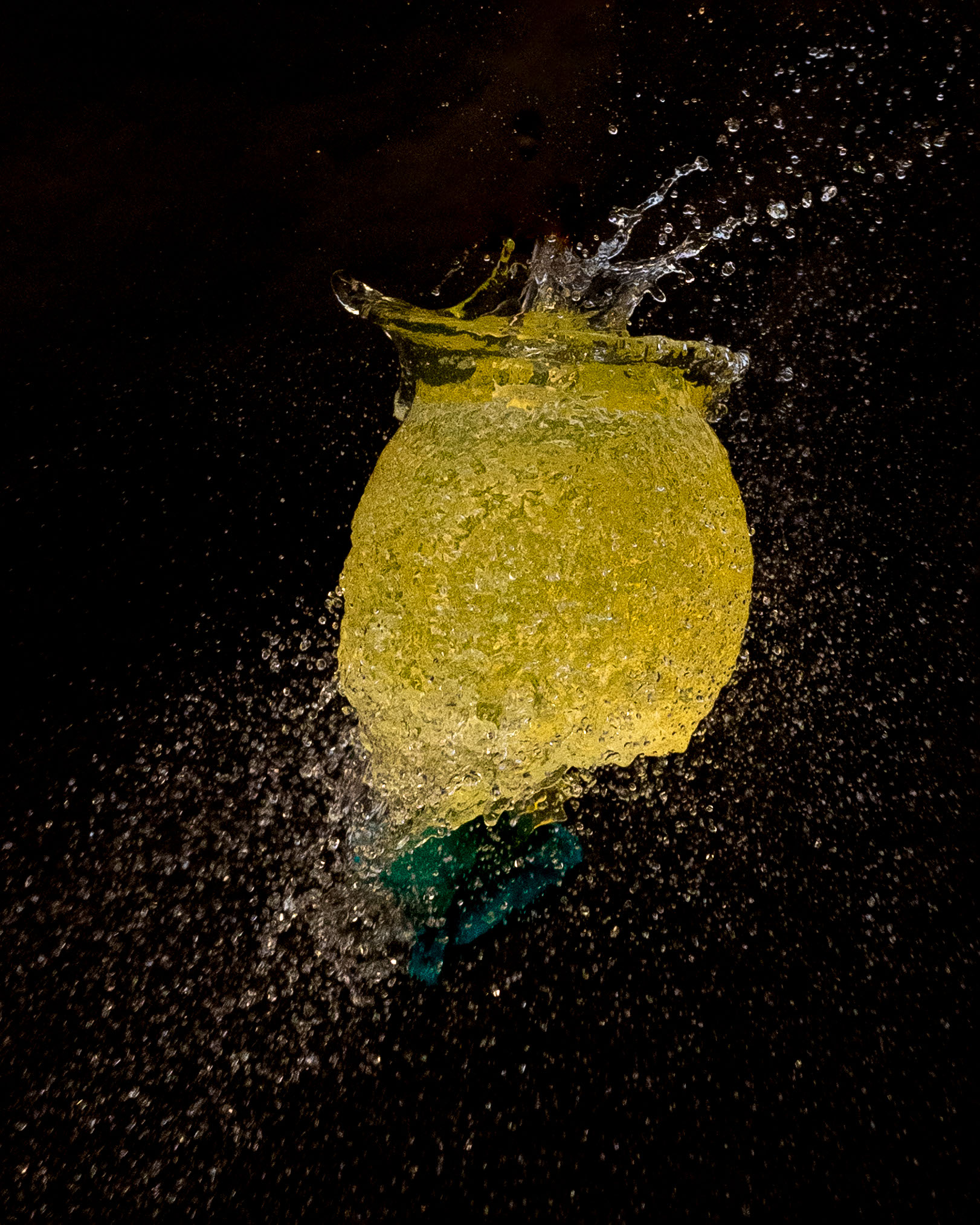Platzender Wasserballon
