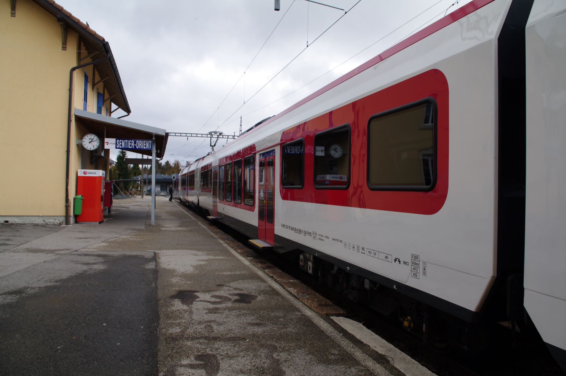 Hübscher kleiner Bahnhof. Es gibt gute Verbindungen Richtung Neuenburg ins Wallis