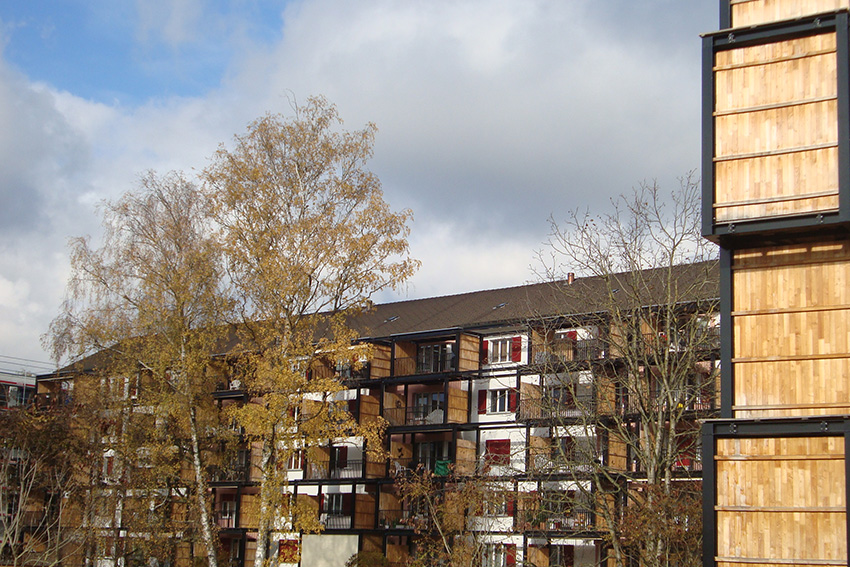 Vorgehängte Terrassen bei besthehenden Gebäuden im Rahmen der Fassaden Renovation