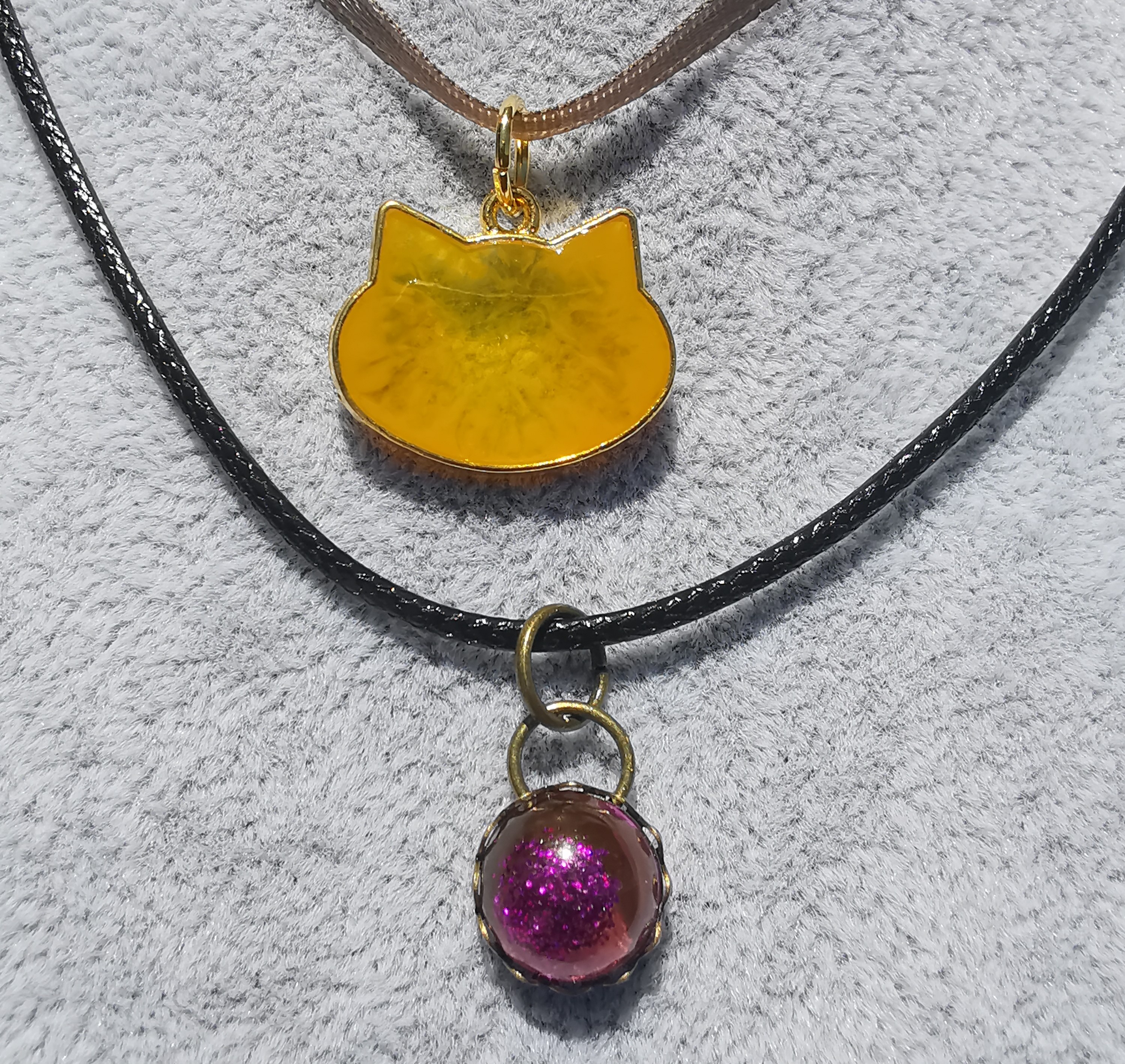 3850 - Purple Cabochon And Yellow Cat