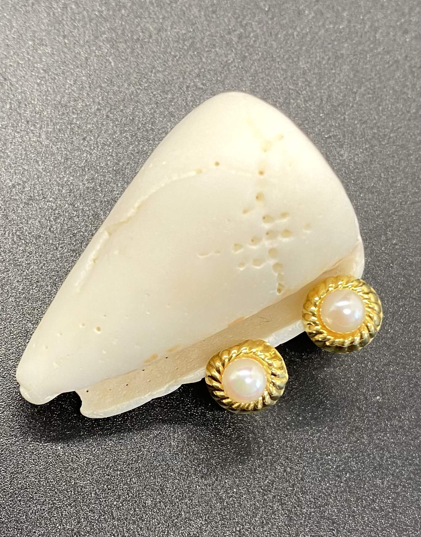 Goldene Ohrstecker mit Perle