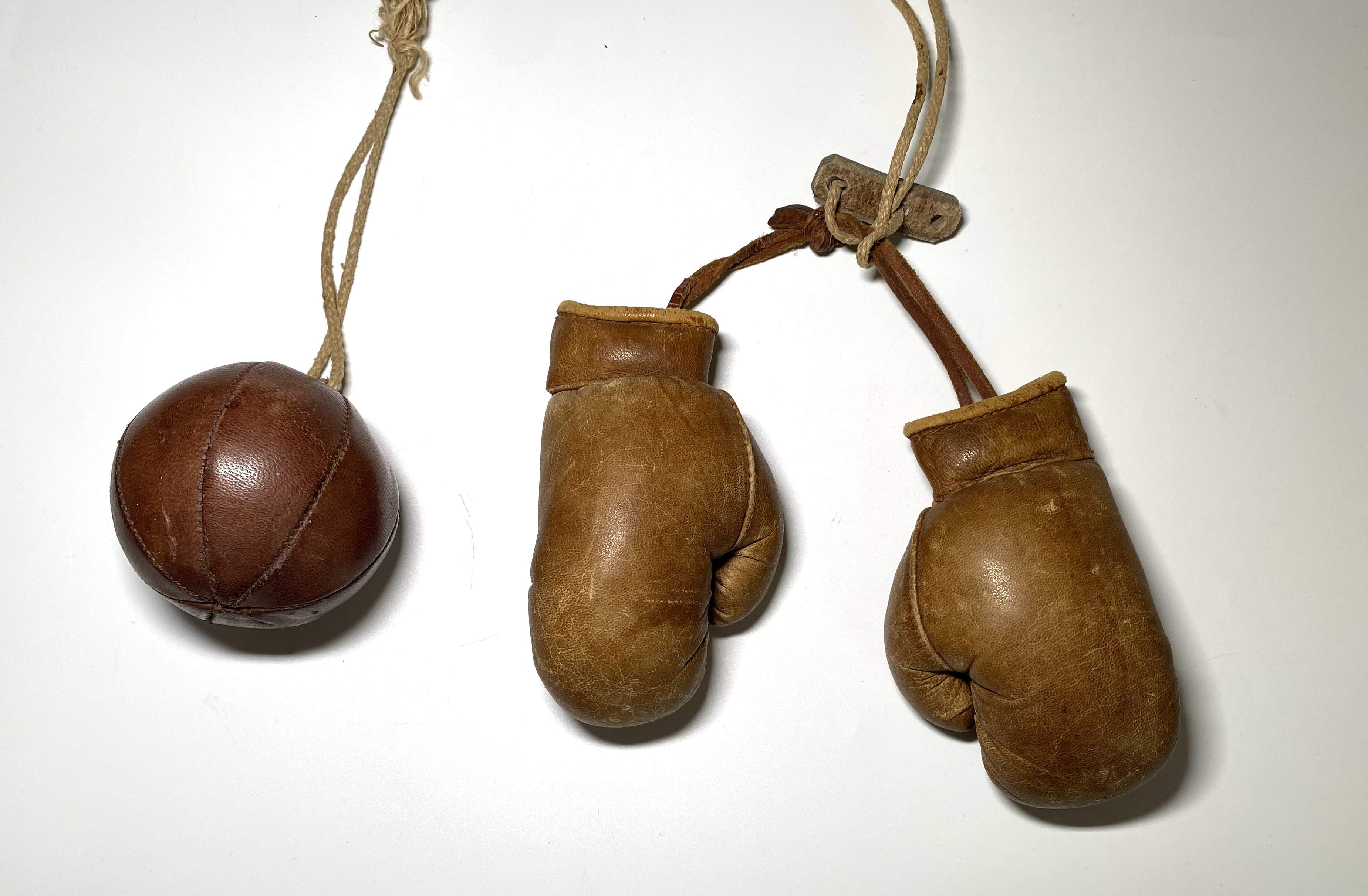 Kleine Lederboxhandschuhe mit Punching-Ball