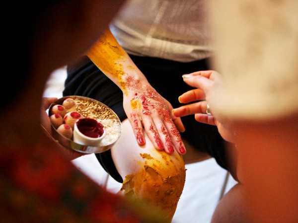Henna Design von Henna Art beim traditionellen Kurkuma Ritual - eine zeremonielle Reinigung