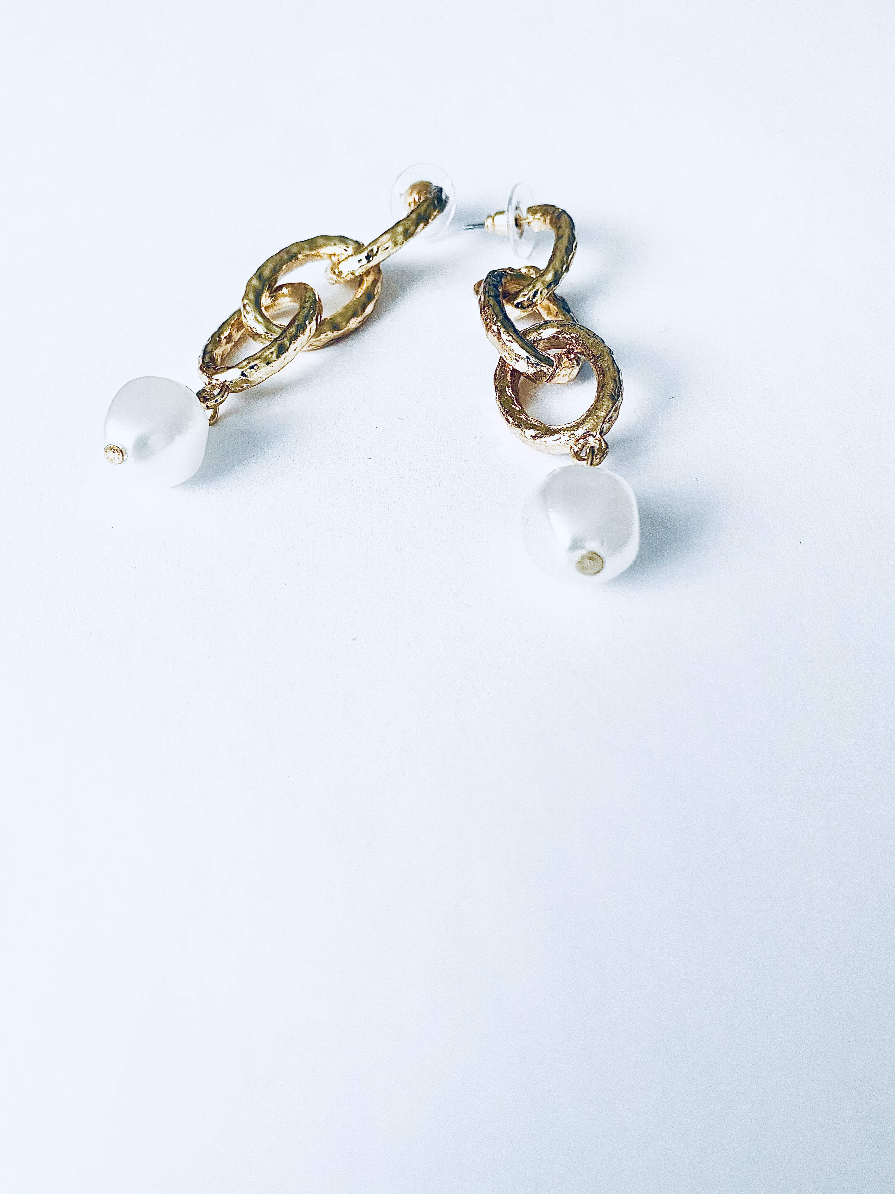 Chain earrings with white pearl