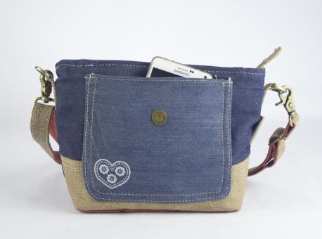 Domelo Messenger Umhängetasche. Trachtentasche aus recycelter Jeans & Canvas mit Herz-Motiv 53111