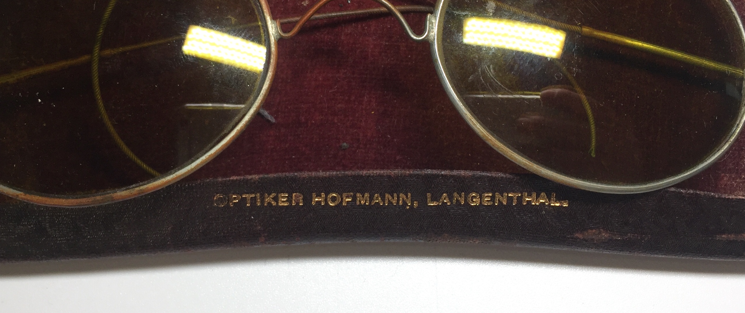 Antike Brille mit Brillenetui