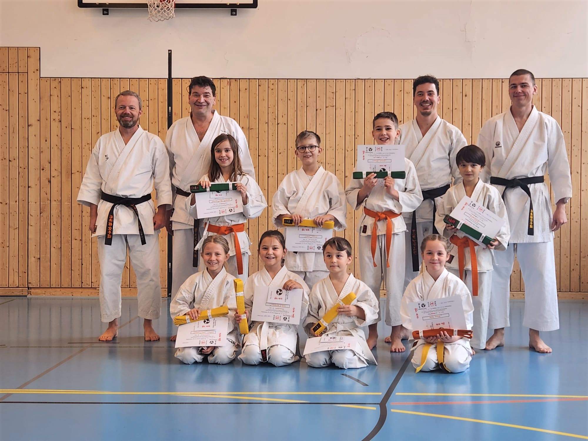 Gruppenbild Karate-do Fraubrunnen Kyu Prüfungen Kinder