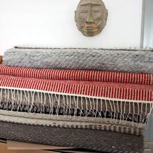 Teppich-Stapel mit Teppichhändler