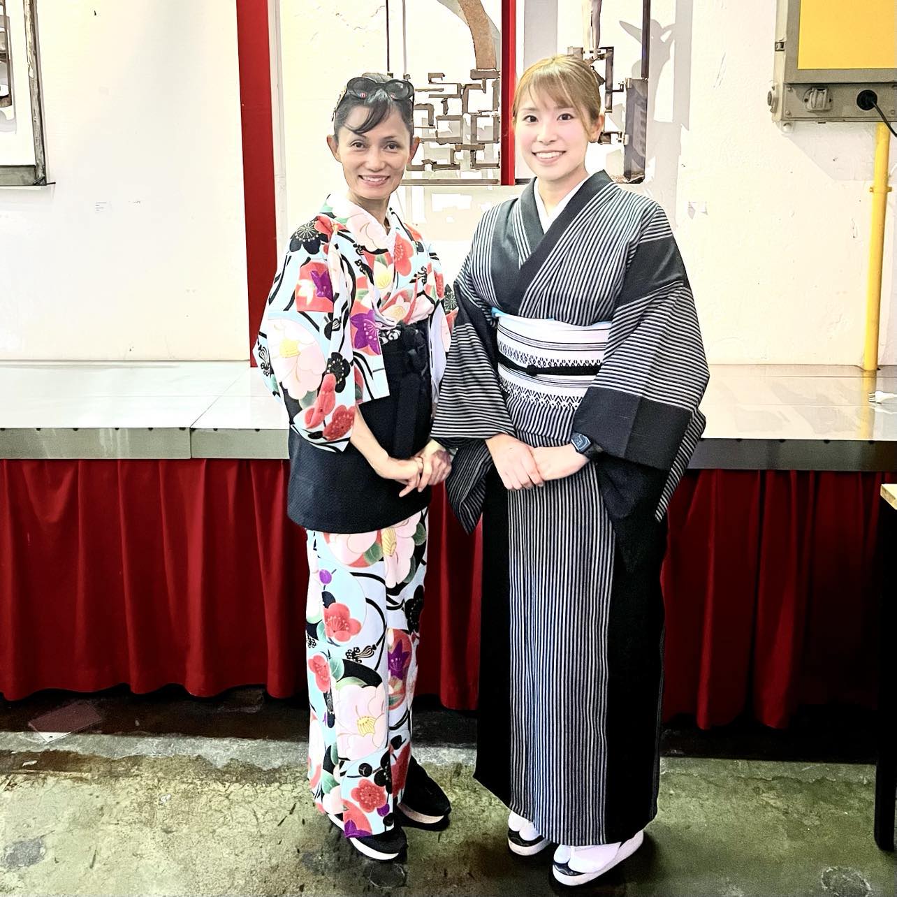 Yoko Kinoshita wird Sie im Kimono gekleidet auf der Fahrt begleiten