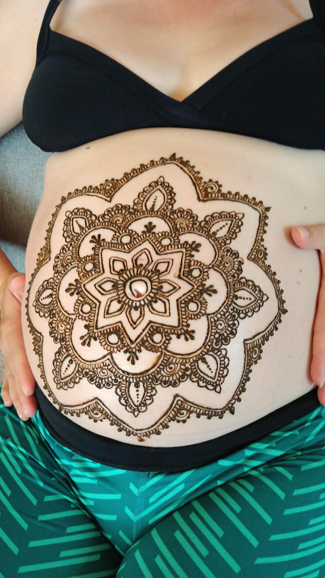 Mandala auf Baby Bauch