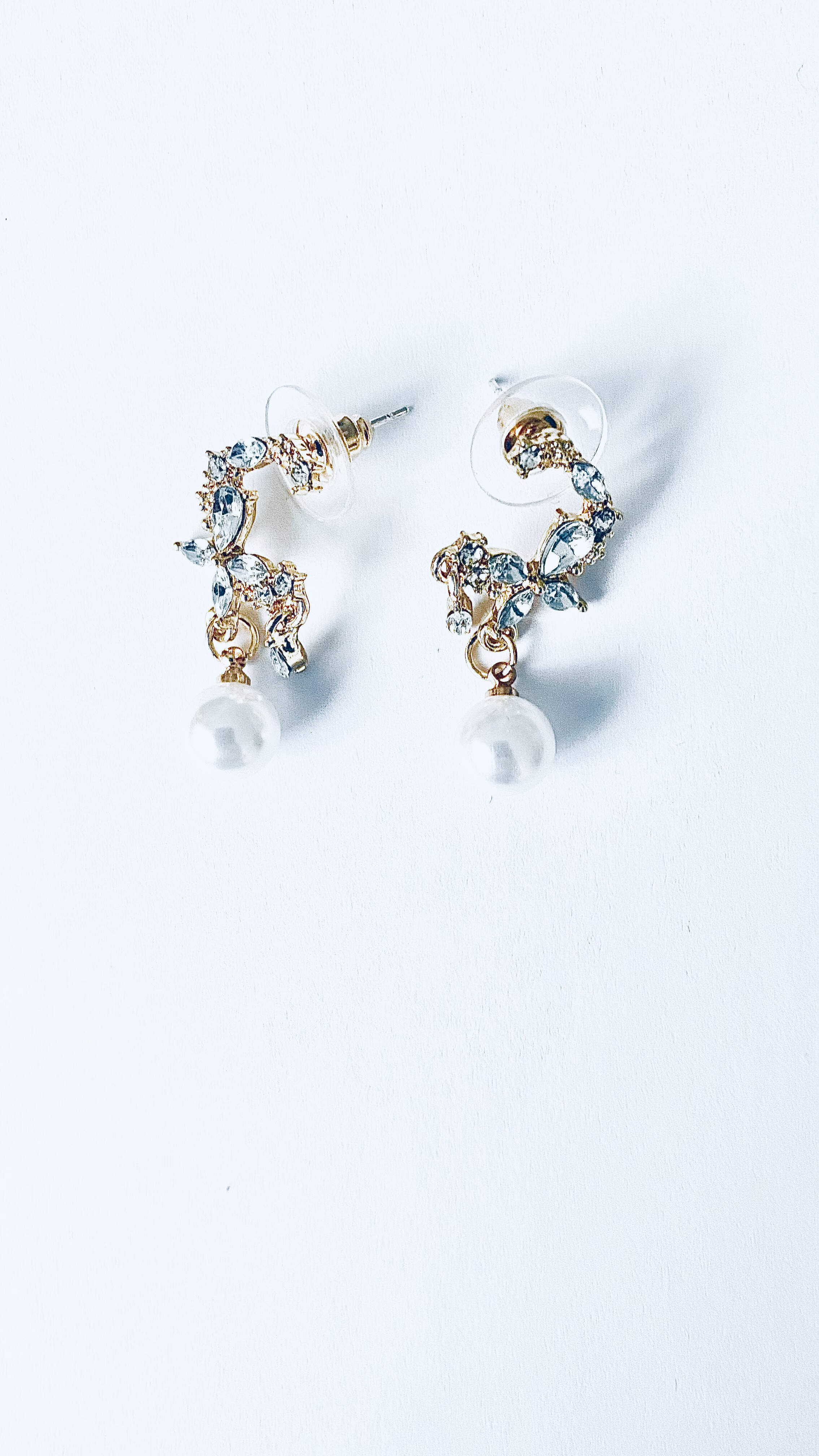 Flower design earrings with pearl