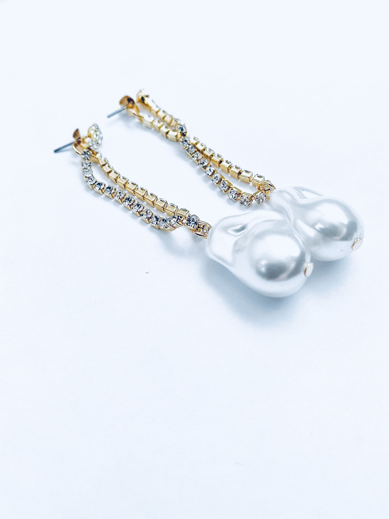 Baroque earrings with white pearl