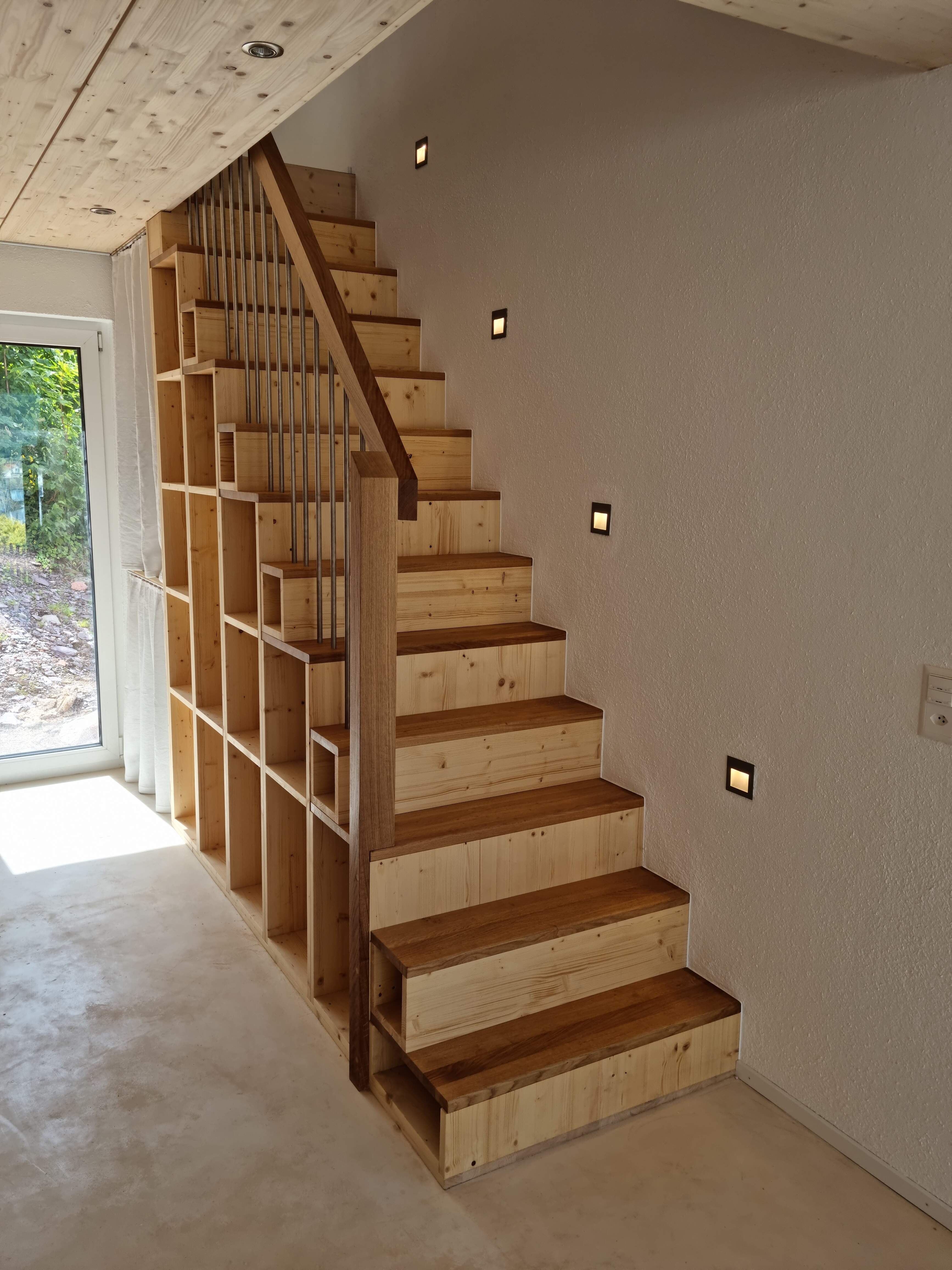 Treppe-Treppengeländer-Schrank
