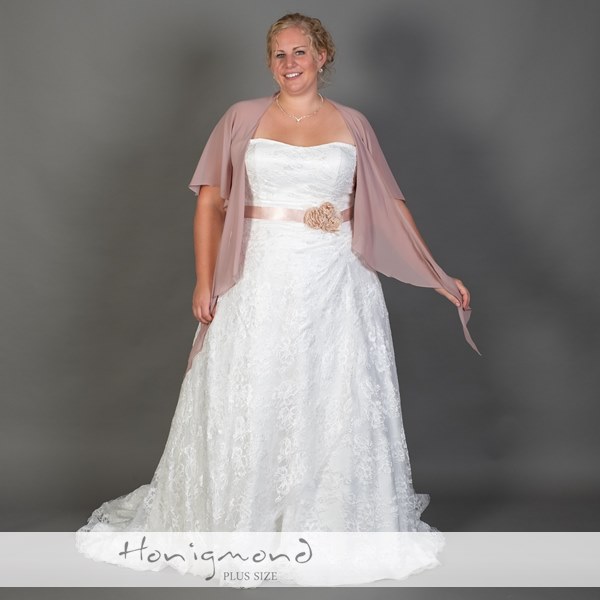 Brautkleid aus feinster Spitze, A-Linien-Hochzeitskleid. Kombiniert mit Stola und Braut-Gürtel.