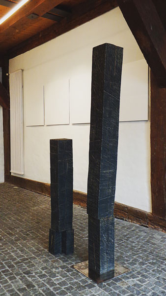 2012, Eichenholz, Schrauben, Acrylfarbe, 148 x 24 x 24 cm, 246 x 30 x 24 cm