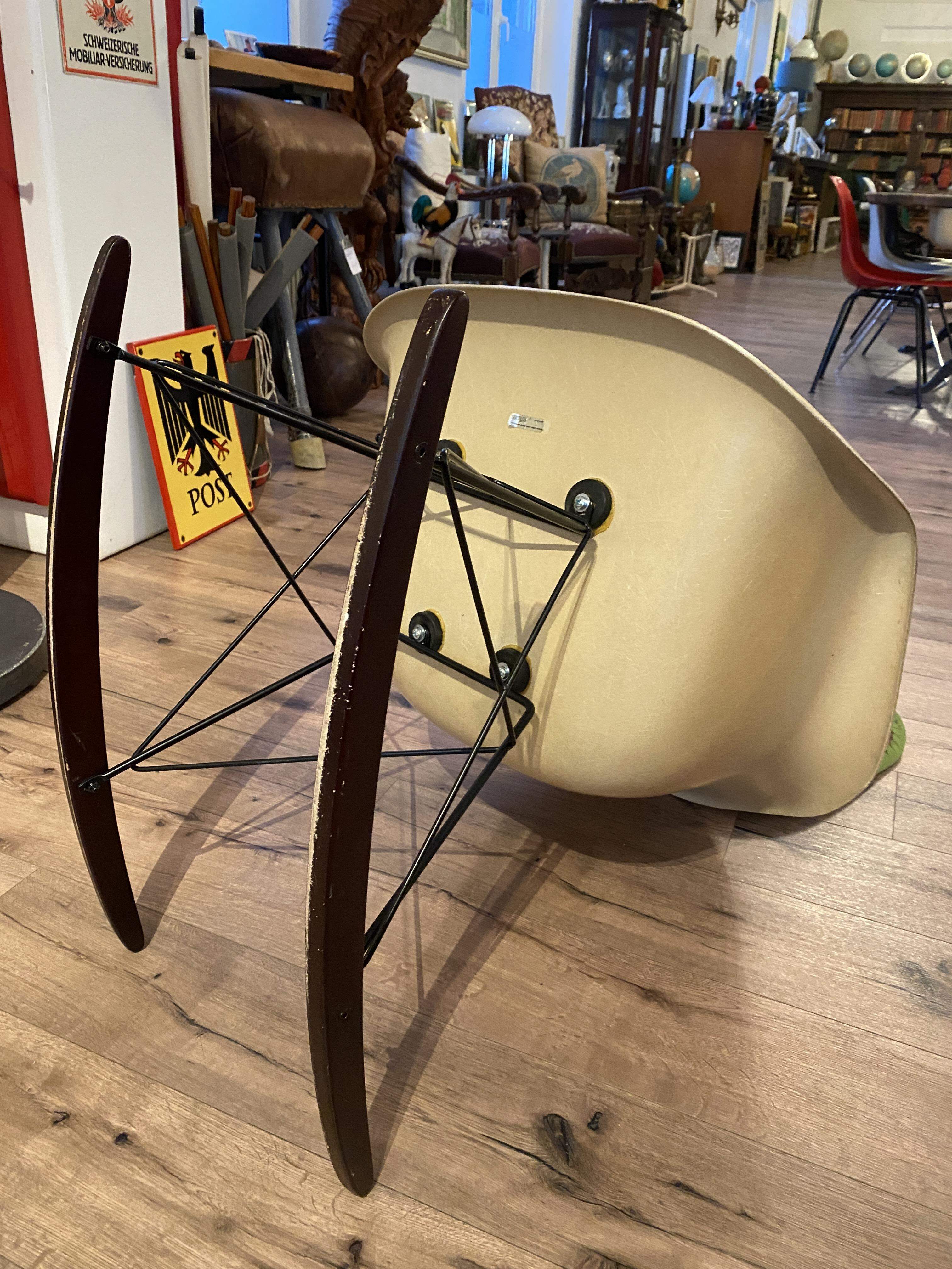 Vintage Eames Fiberglas Rocking Chair um 1960