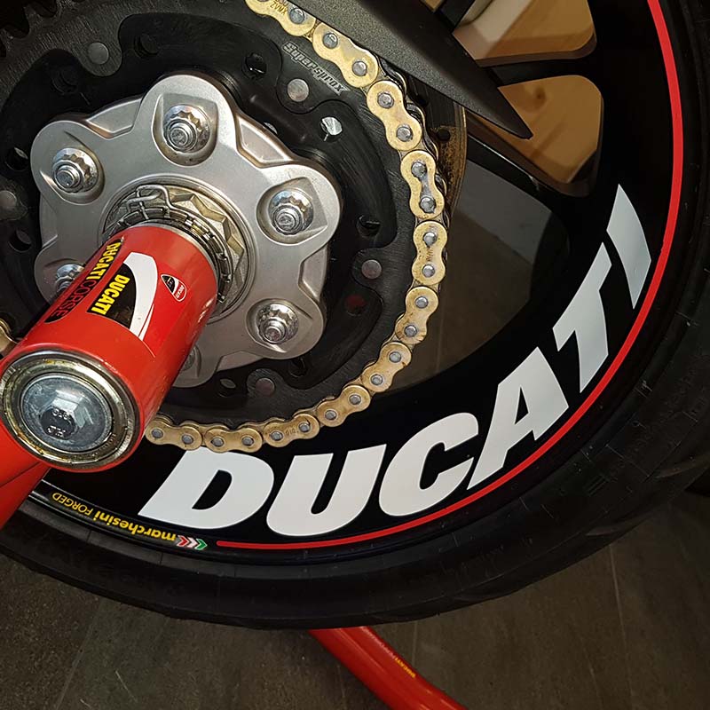 Felgenbettbeschriftung einer Ducati