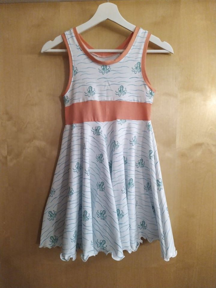 Ein Little - Sun - Day  Dress mit  großen Tellerrock von Paulina näht in Gr. 122