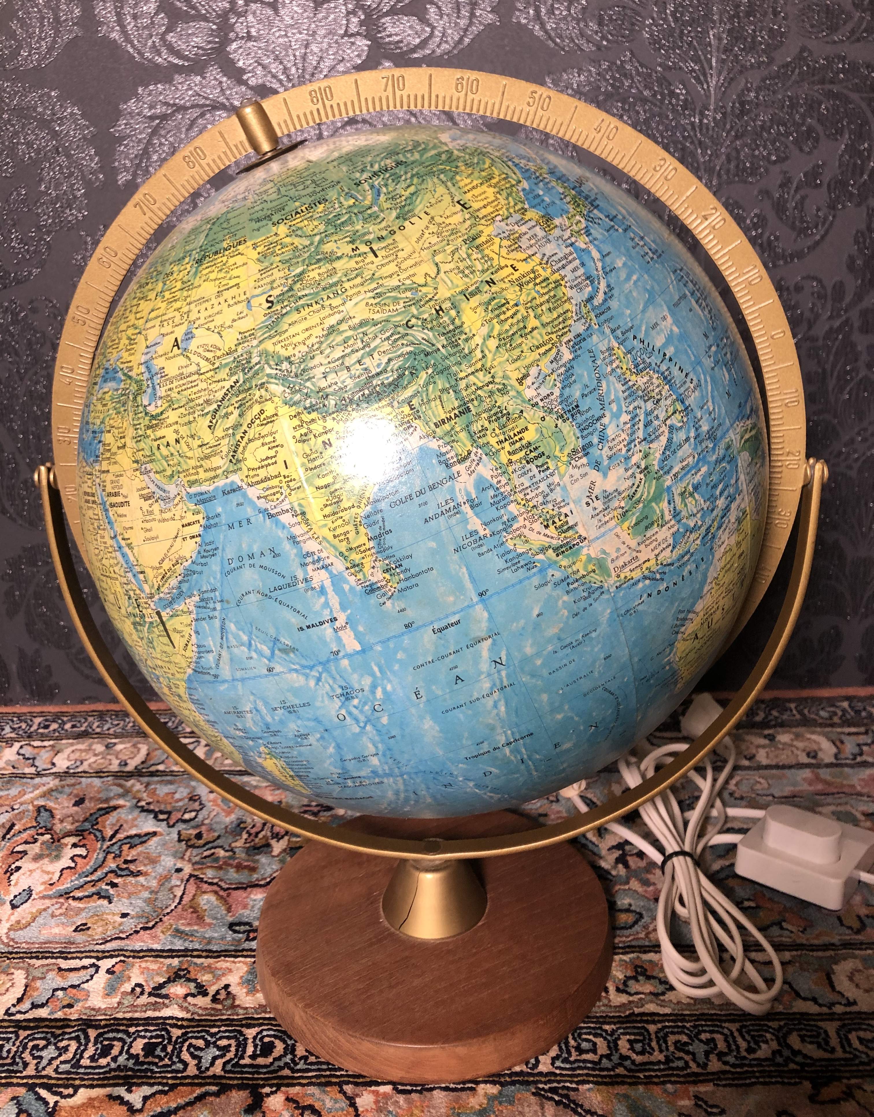 Globus aus Glas von 1970, beleuchtet