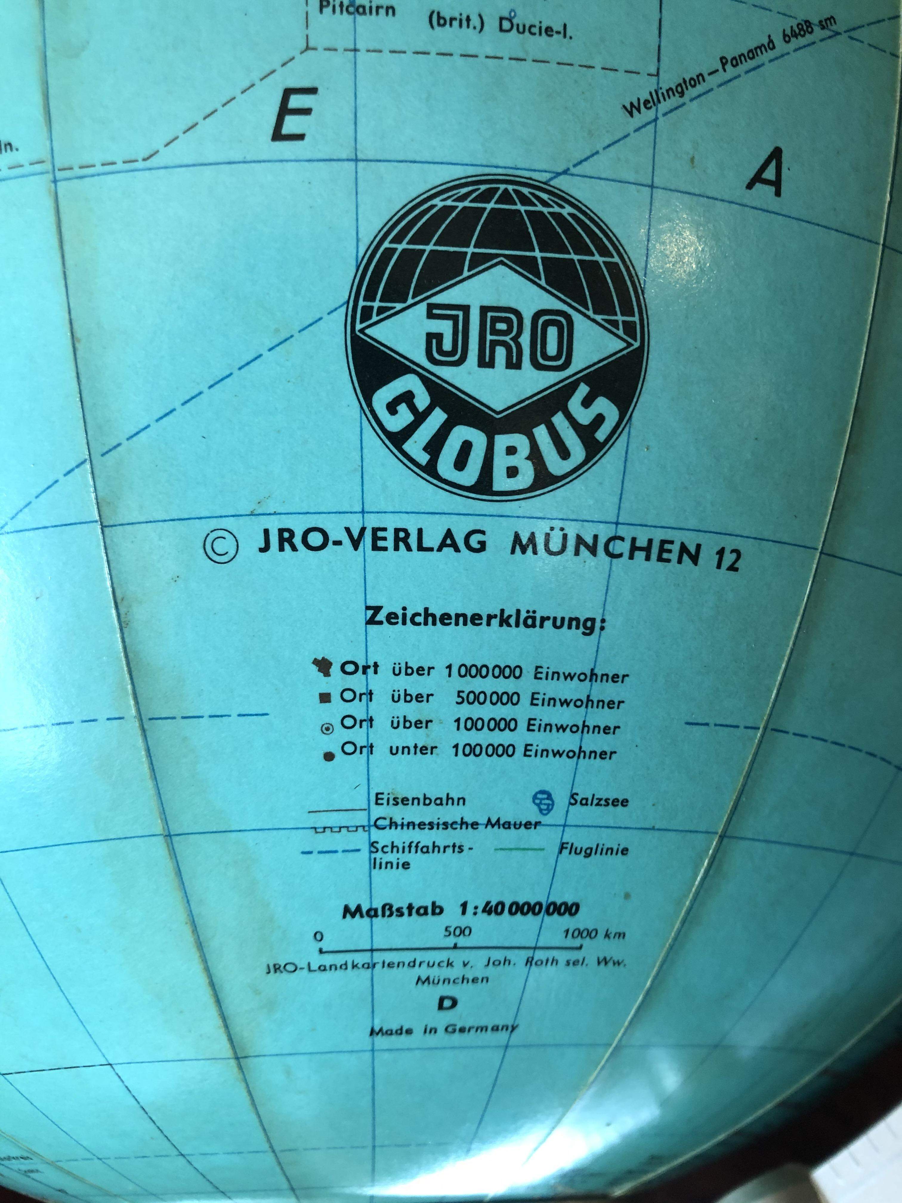Globus JRO München, beleuchtet