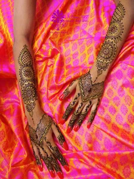 sehr aufwendiges, indisches Braut Henna Design auf Armen und Händen, mit Glitzergel verziert